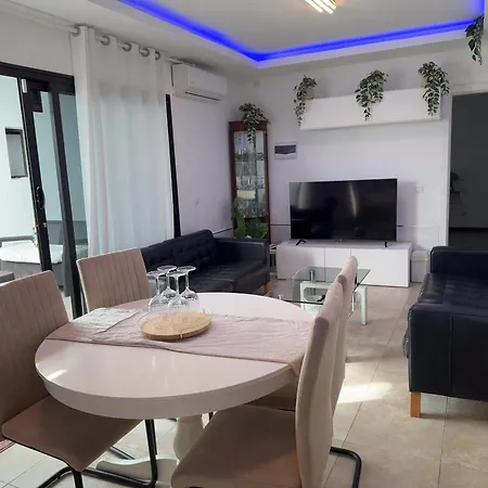 Johnny Apartment *
